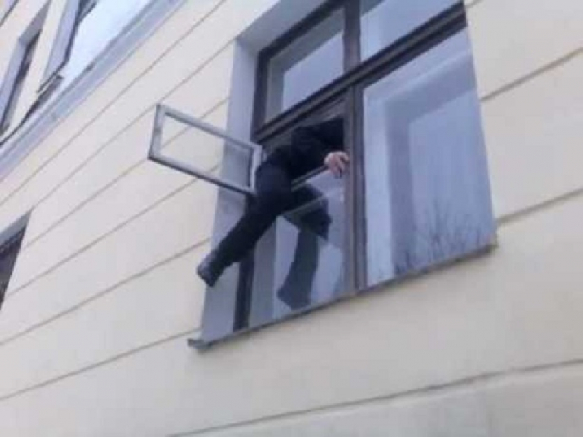 Пронырливый форточник из Ростова утащил из чужого дома телевизор и холодильник