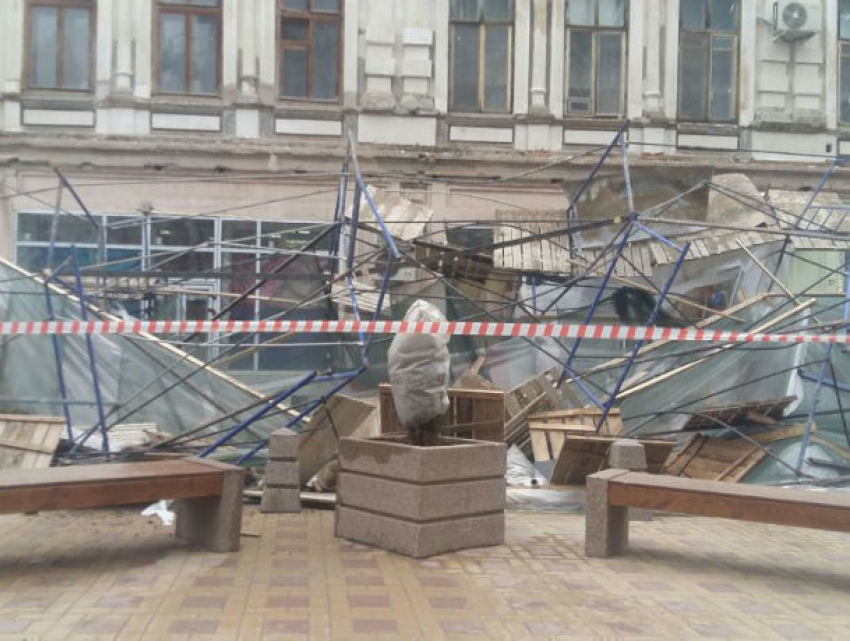 Плохо закрепленные строительные леса рухнули под ноги прохожим в центре Ростова