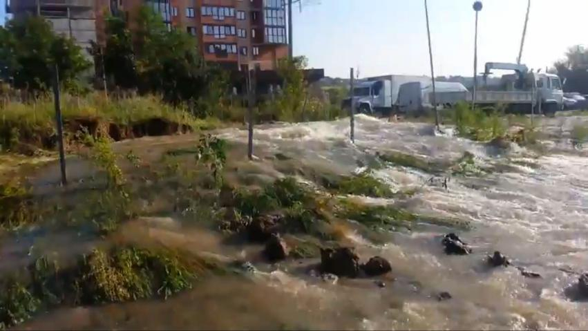 Ремонтники пообещали устранить очередной прорыв водовода на Орбитальной во вторник