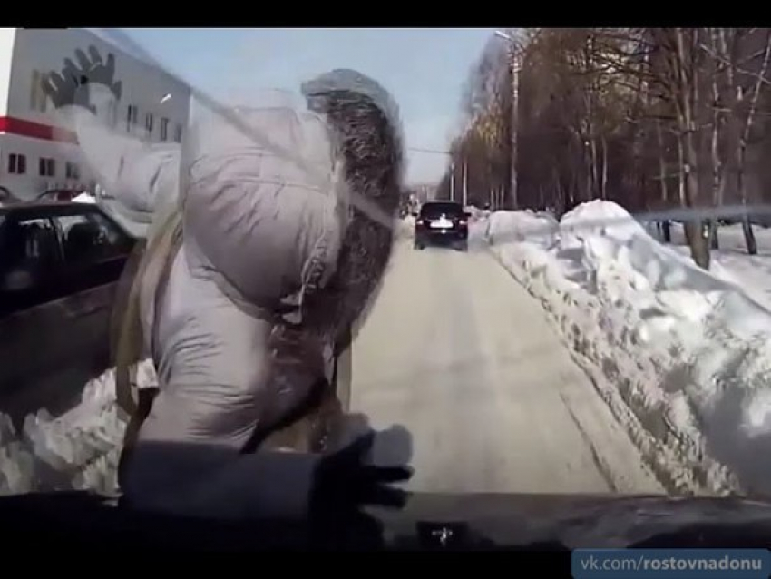 Водители просят ростовчан снимать капюшоны, переходя дорогу
