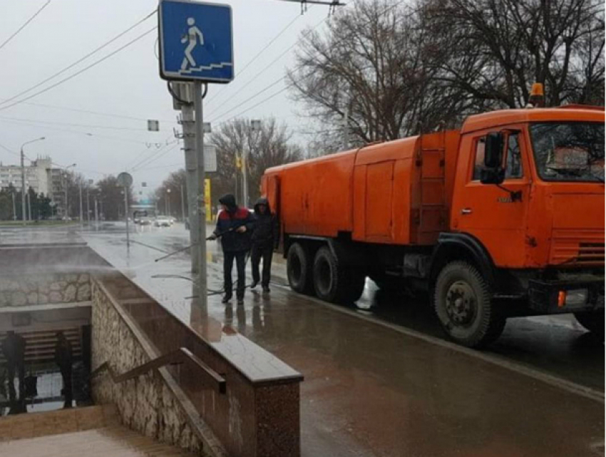 Холодный душ устроили пешеходам у аэропорта коммунальщики Ростова