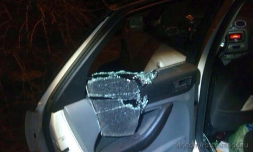 В районе «Горизонта» у ростовчанки выбили стекло машины и украли сумку с документами 