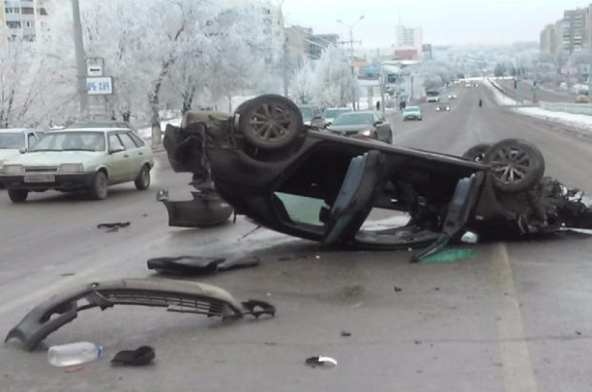 Водитель иномарки сбил женщину с коляской на пешеходном переходе в Ворошиловском районе Ростова