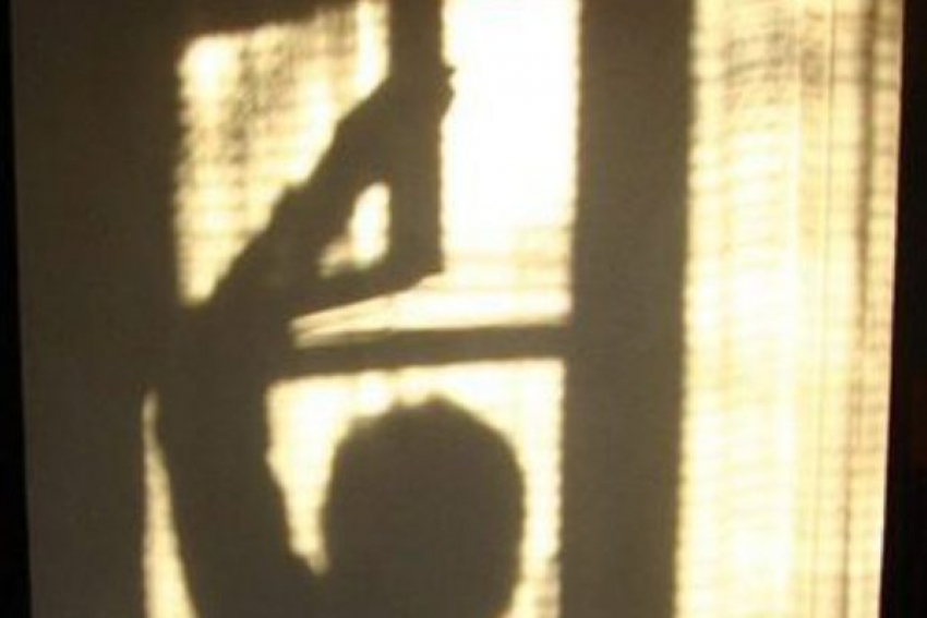 В Ростове воришка пробрался в квартиру через окно