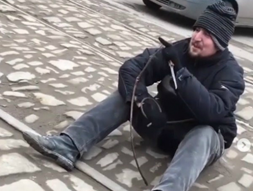 Вооруженный ножом буйный псих воевал с вымышленным врагом на трамвайных путях Ростова