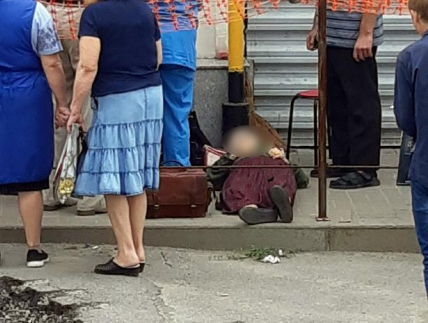 В Ростове у Центрального рынка умерла пожилая женщина