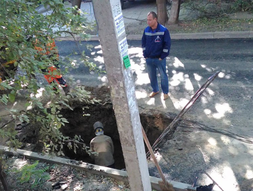 «Война» дорожников и водоканала в Ростове: яму раскопали через несколько часов после укладки асфальта