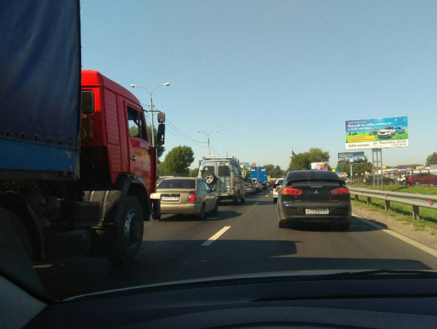 ДТП в Первомайском районе стало причиной гигантской пробки в Ростове