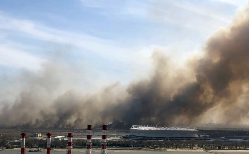 В Ростове на левом берегу Дона на 700 квадратных метрах горит камыш