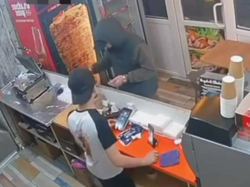 Голодный таганрожец украл из машины карты и расплатился ими за шаурму 