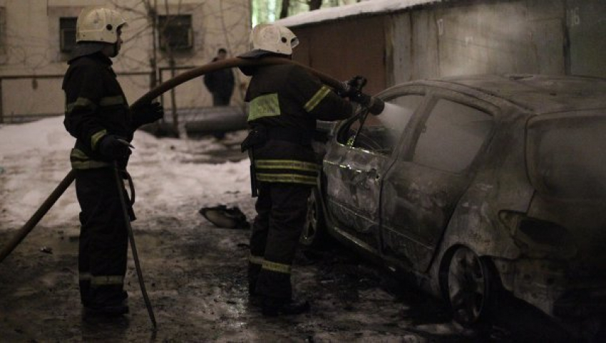 В Ростове на Содружества сгорел автомобиль