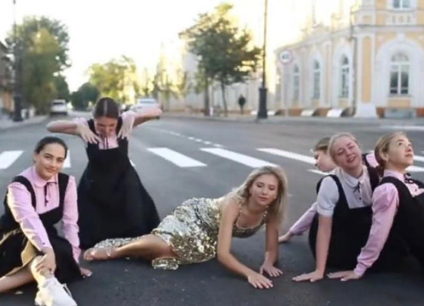 Жительницы Таганрога устроили танцы на обновленном асфальте улицы Петровской