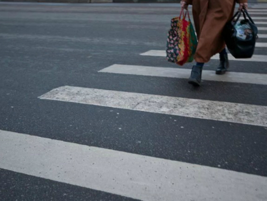 Серьезные травмы под колесами иномарки получила перепутавшая сигналы светофора женщина под Ростовом