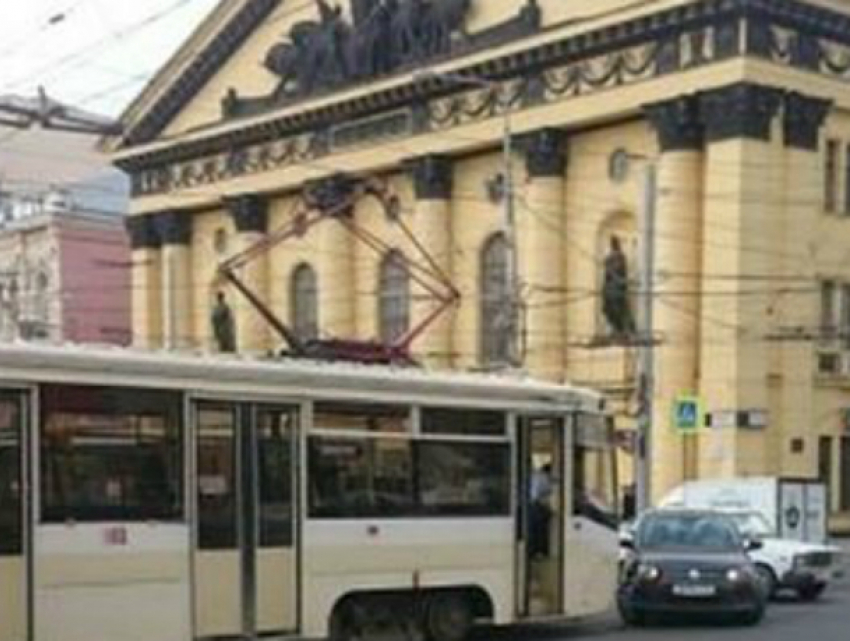 Остановившая трамвай иномарка затормозила движение на перекрестке в центре Ростова