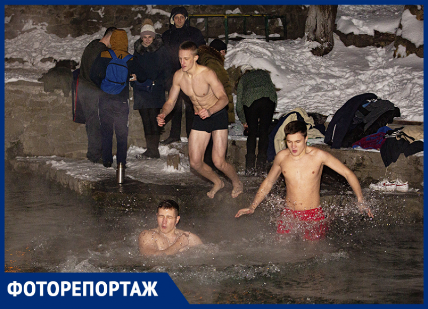 Пар и брызги ледяной воды: показываем, как ростовчане окунались в крещенскую купель в минус 12 градусов