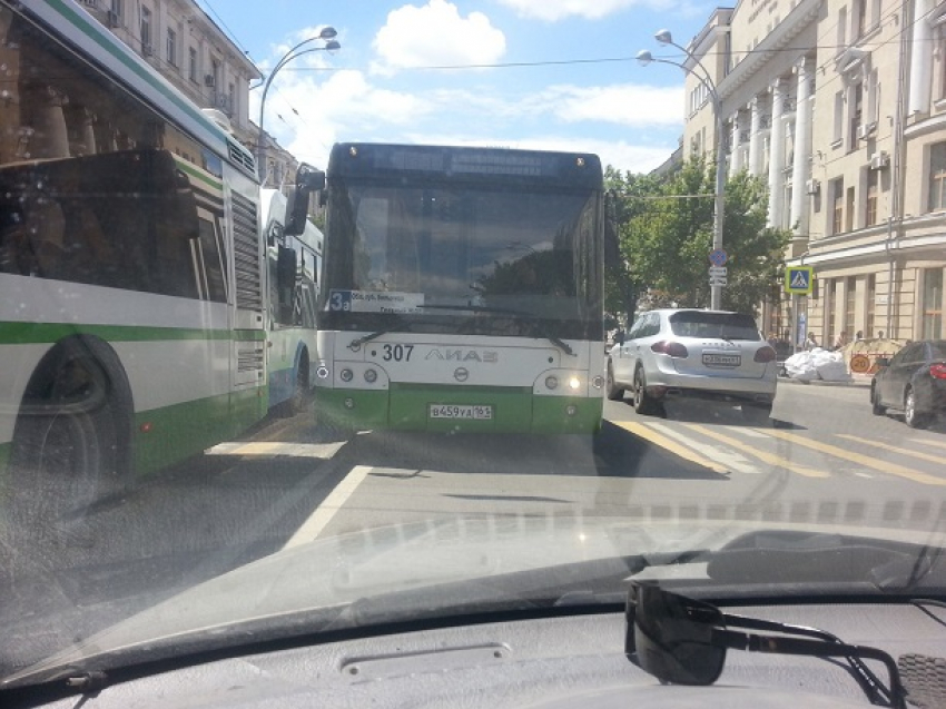Болтливый водитель автобуса в Ростове выехал на встречку для разговора с приятелем