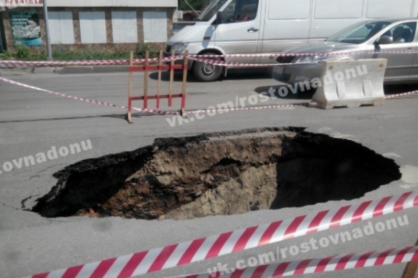 В Ростове на улице Вавилова образовалась огромная яма