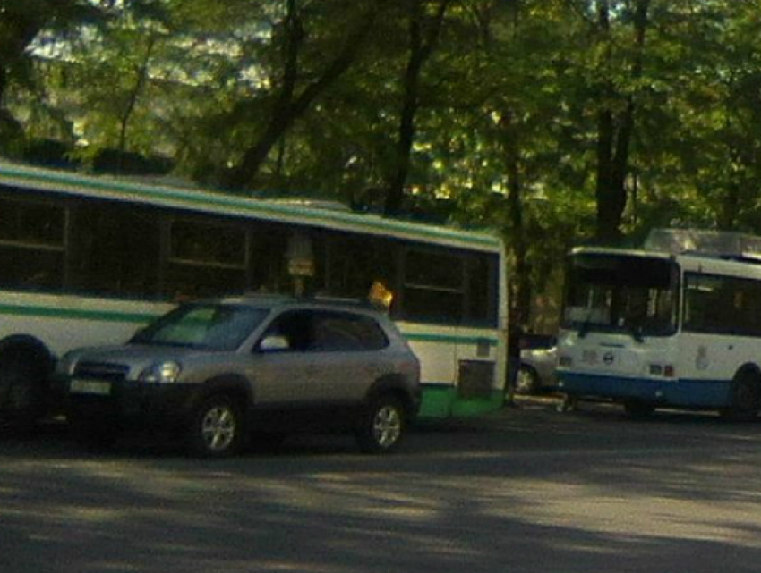 Маленькая иномарка протаранила автобус в центре Ростова и спровоцировала огромную пробку