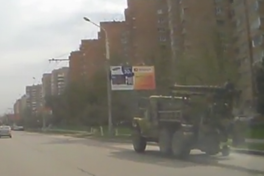 В Ростове у грузовика «Урал» отвалилось колесо и влетело в автобус 