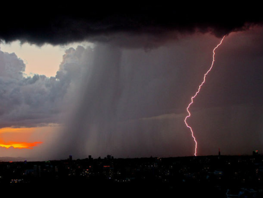 Штормовое предупреждение объявлено в Ростове в связи с надвигающейся бурей
