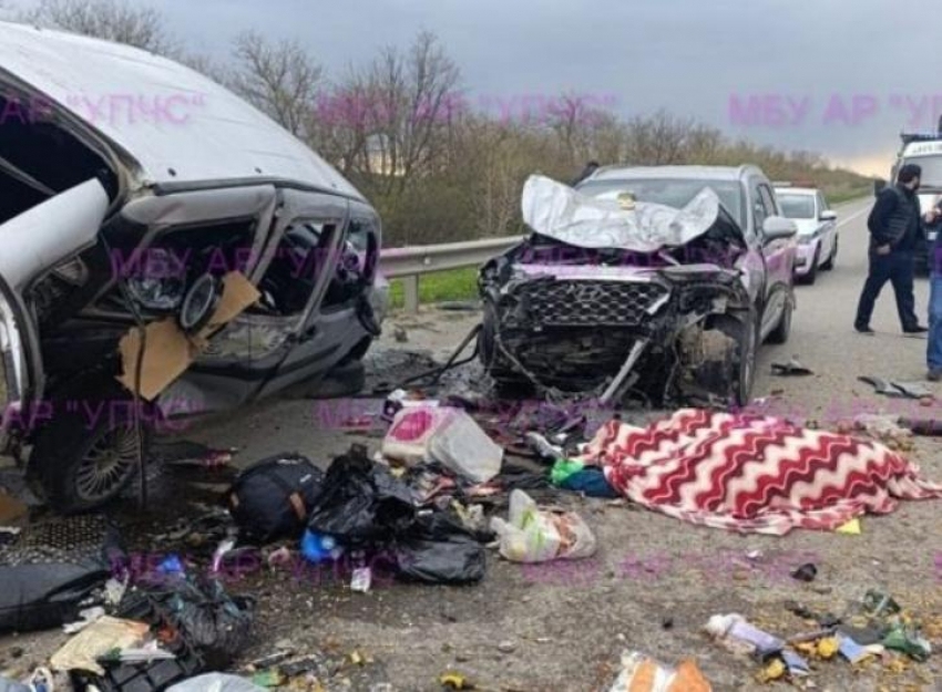 Под Ростовом в ДТП погиб один человек и двое пострадали