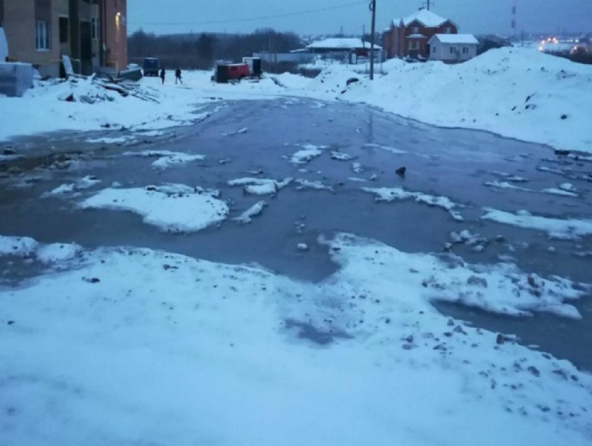 Утопать в ледяных и вонючих фекальных реках приходится жителям Космической улицы в Ростове