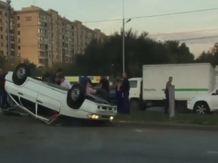 Свадьба по-ростовски: машина из кортежа совершила адский переворот на крышу