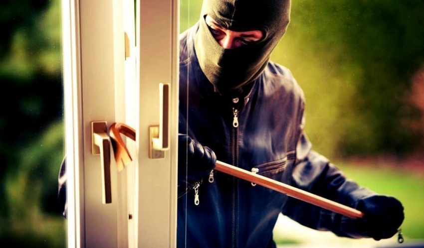 Житель Ростовской области попался на краже денег и драгоценностей 