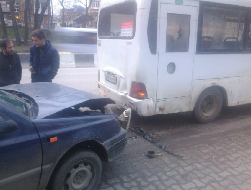 Маршрутку с пассажирами на остановке в Ростове протаранил водитель иномарки