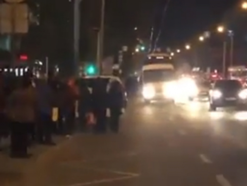 Аномально перемещающиеся по автобусной остановке пассажиры провоцируют пробки в центре Ростова на видео  
