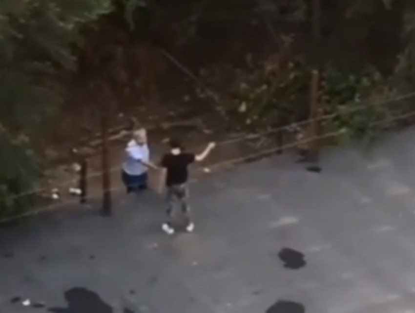 Озверевший дед материл и сшибал камнями играющих на крыше гаражей подростков в Ростове