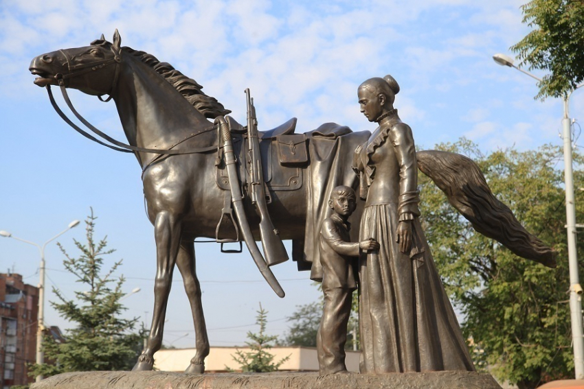 Чувственный памятник не вернувшимся казакам открыли в Ростове 