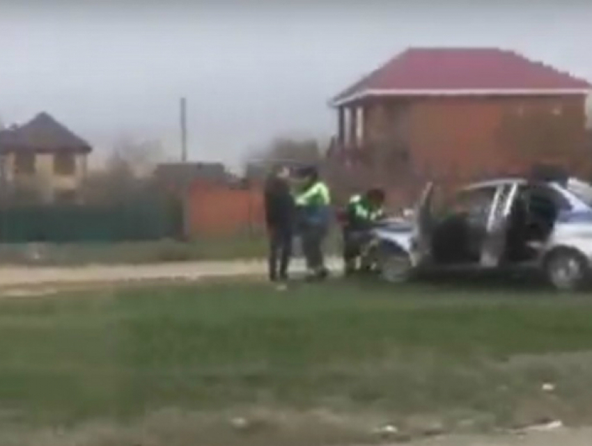 Автомобиль полиции перевернулся в кювет во время погони за нарушителем в Ростове и попал на видео 