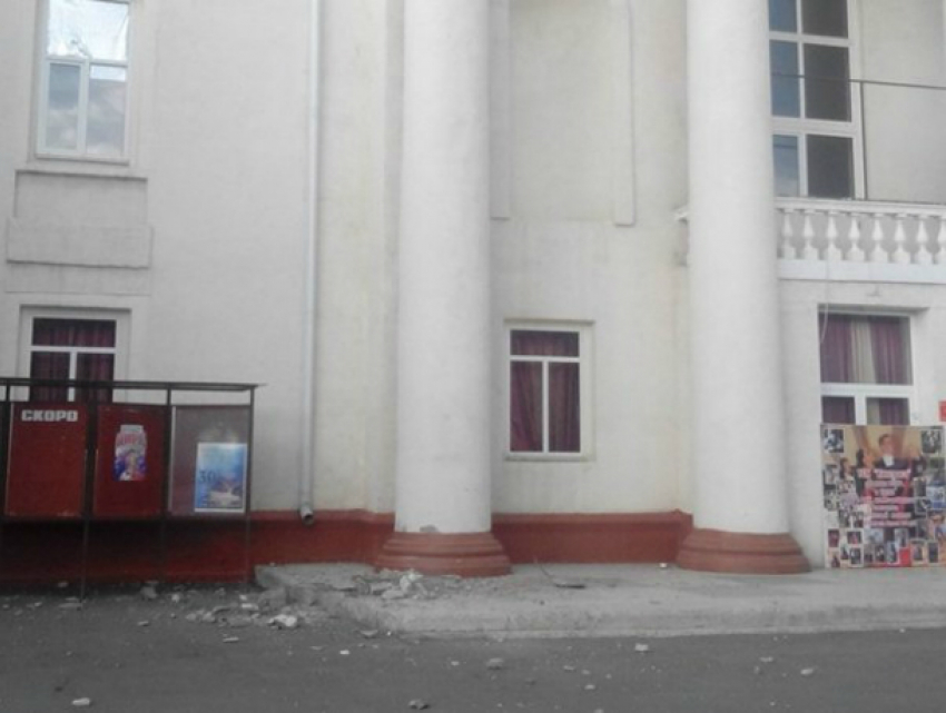 Прохожие в ужасе разбегались от падающих с Дворца культуры бетонных глыб в Ростовской области 