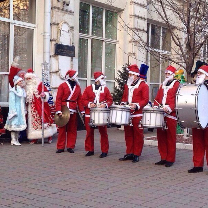 Шесть Дедов Морозов и Снегурочка гуляют по улицам Ростова