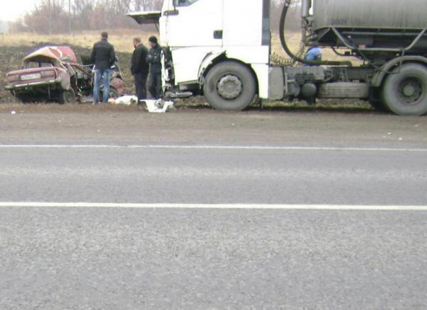 В Ростовской области два человека погибли при столкновении фуры и «шестерки»