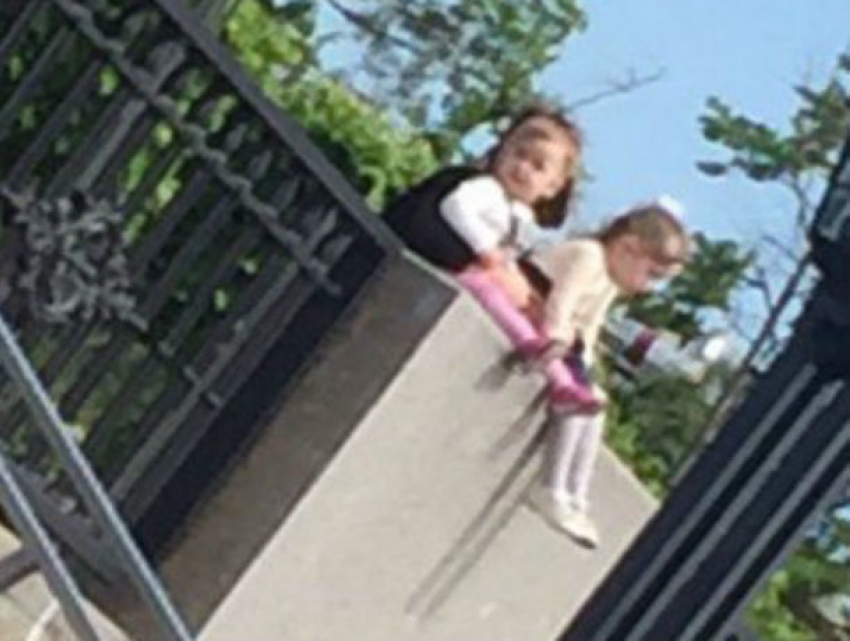 Легкомысленный поступок матери двоих детей испугал отдыхающих на набережной в Ростове
