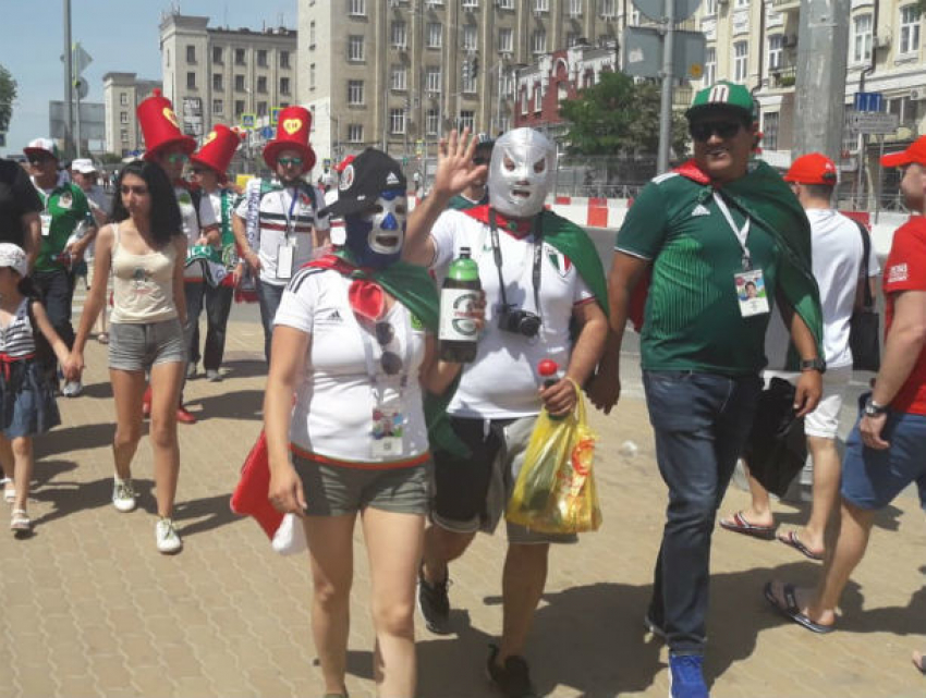Не испугавшиеся 35-градусной жары горячие мексиканцы за три часа до начала матча спешат на стадион 