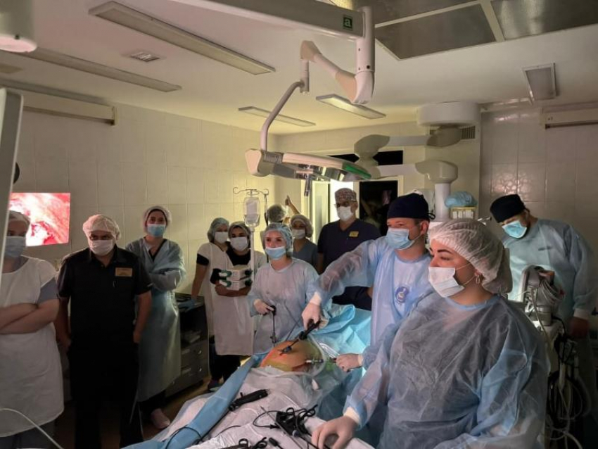 Врачи впервые провели лапароскопическую операцию беременной и спасли две жизни в Ростове 