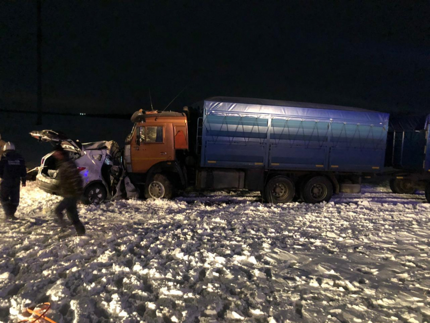 В страшном ДТП в Ростовской области погибло двое человек, пострадали дети 