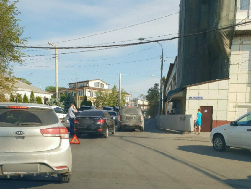 Объезжать по тротуару огромную пробку вынудили автомобилистов две «притершиеся» иномарки в Ростове