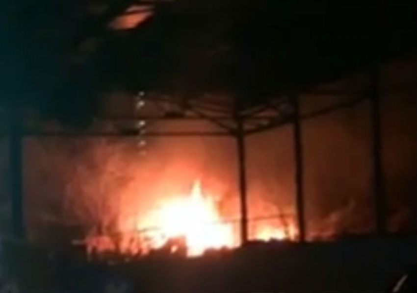 Пожар в центре Ростова уничтожил строения и попал на видео
