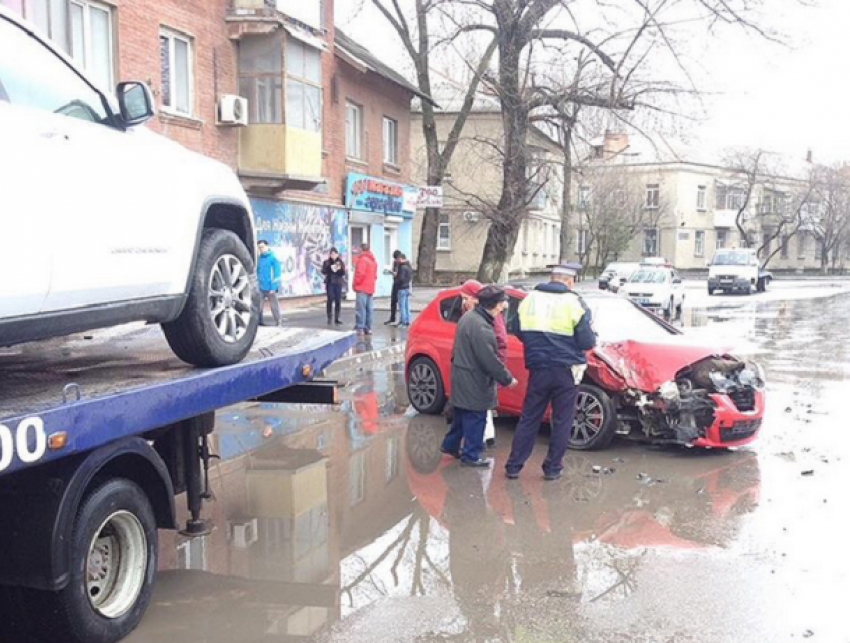 Красная «испанка» врезалась в роскошный Grand Cherokee и протащила его по асфальту в Ростове 