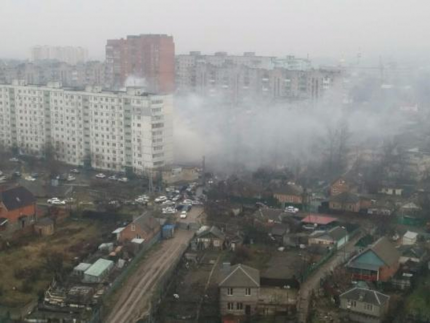 В Ростове недалеко от детского сада сгорел  автомобиль 