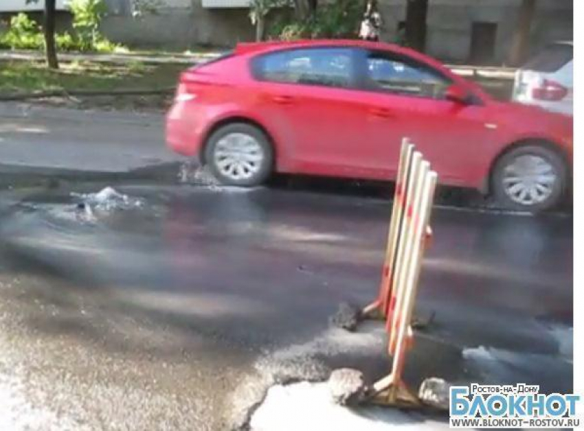 В Ростове из-за очередной коммунальной аварии образовалась пробка. Видео