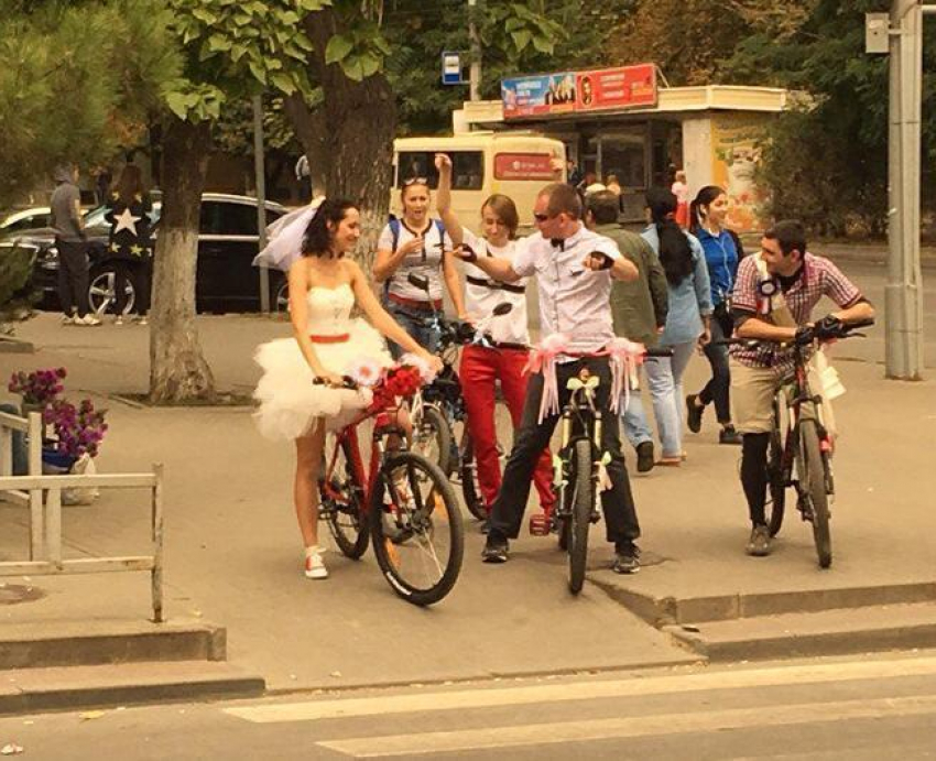 Спортивная и «взрывная» свадьба на велосипедах поразило жителей Дона