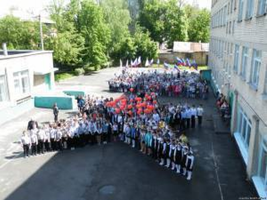 Школьники Новочеркасска устроили флешмоб ко Дню Победы