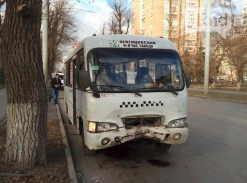 Маршрутка №59 и пять иномарок столкнулись на проспекте Сельмаш в Ростове