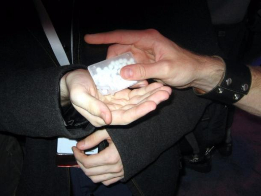 Судимый за хранение наркотиков мужчина попался на продаже героина в Ростове