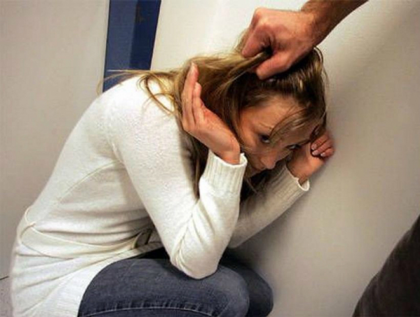 Обнаглевший рецидивист избил женщину прямо в ее доме в Ростовской области